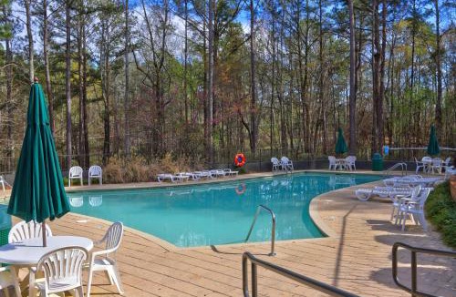 Dadeville Villa | Lakefront Stillwaters Villa w/Deck & Private Dock