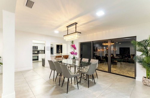 North Miami Beach House | Lakefront Villa ·Tropical Backyard·Kayak·Cool Deck