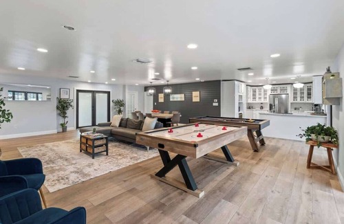 North Miami Beach House | Lakefront Villa/Private Beach/Pickleball court