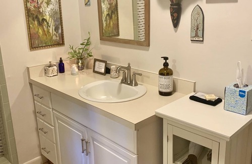 Lutz Cottage | Lakehouse Cozy Suite & Charming Vintage Camper at Little Cypress Guest Suites