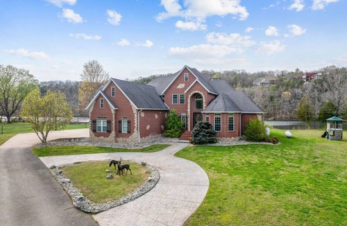 Branson House | Lakeshore Hideout: Spacious Family Retreat with Private Dock & Prime Trout Fishing!