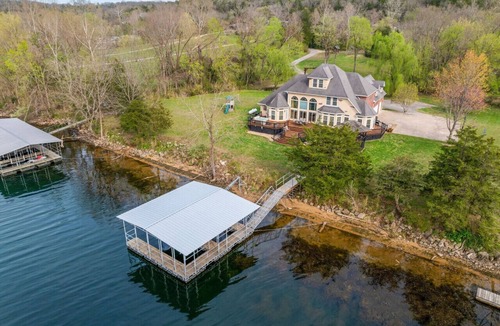 Branson House | Lakeshore Hideout: Spacious Family Retreat with Private Dock & Prime Trout Fishing!