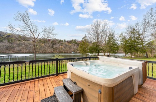 Branson House | Lakeshore Hideout: Spacious Family Retreat with Private Dock & Prime Trout Fishing!