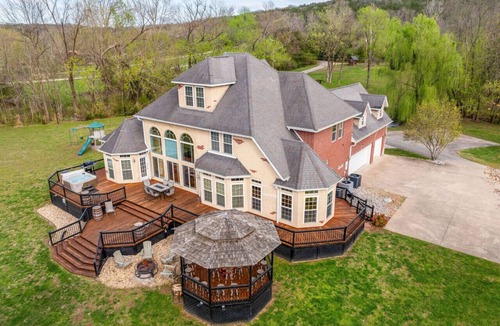 Branson House | Lakeshore Hideout: Spacious Family Retreat with Private Dock & Prime Trout Fishing!