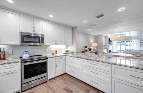 Sawgrass Condo | Lakeshore Luxury - Sunny condo near beach w deck