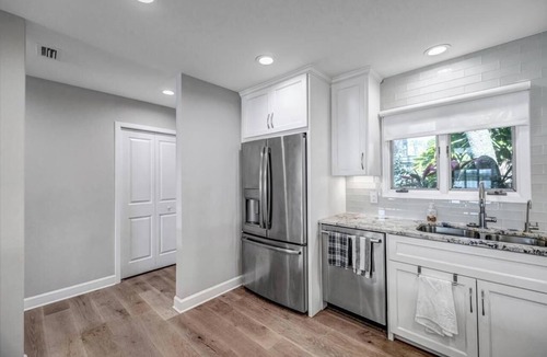 Sawgrass Condo | Lakeshore Luxury - Sunny condo near beach w deck