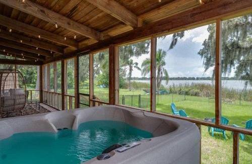 Auburndale House | Lakeside Haven with Jacuzzi and Games