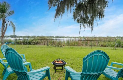 Auburndale House | Lakeside Haven with Jacuzzi and Games