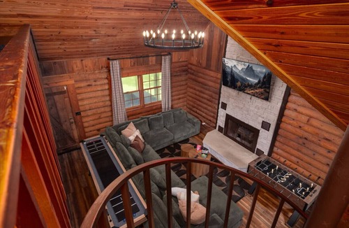 Auburndale House | Lakeside Haven with Jacuzzi and Games