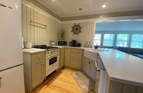 Bay View Apartment | Lakeside Hideaway + Sunroom + Hot Tub + Lake Vibes