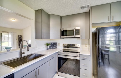 Palm Bay House | Lanai + Backyard! Sunny Retreat in Palm Bay