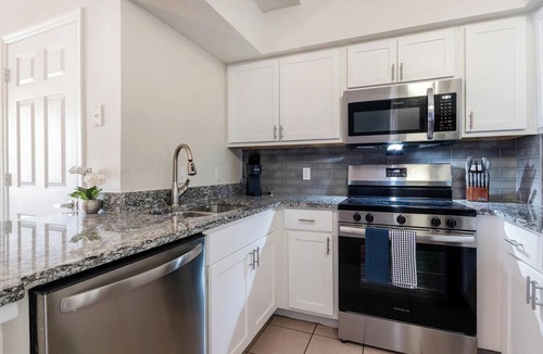 Metro West Apartment | Landing | Amazing 1BD, Gym, Pool