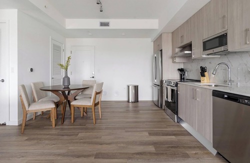 Overtown Apartment | Landing | Amazing 2BD, Pool
