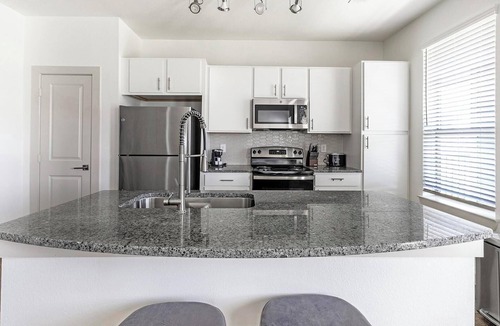 Waller Apartment | Landing | Amazing 3BD, Gym, Pool