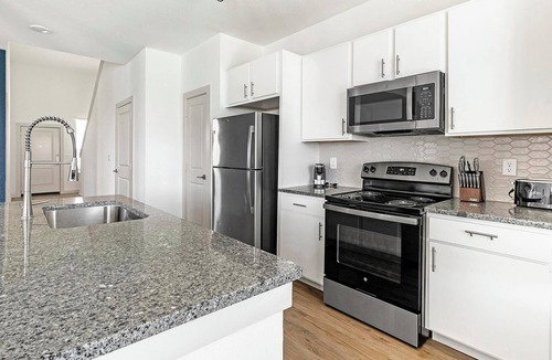 Waller Apartment | Landing | Amazing 3BD, Gym, Pool