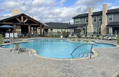 Waller Apartment | Landing | Amazing 3BD, Gym, Pool
