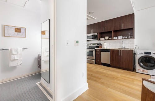 Financial District Apartment | Landing | Amazing Studio, Gym, Pool