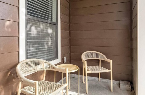 George Bush Park/Eldridge Apartment | Landing | Beautiful 2BD, Gym, Pool