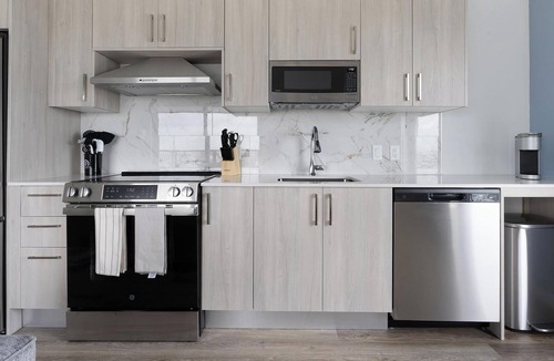 Overtown Apartment | Landing | Beautiful 2BD, Pool
