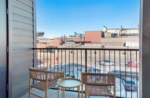 Northgate Apartment | Landing | Chic 1BD, Pool, Gym