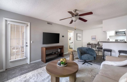 Sunbeam Apartment | Landing | Chic 1BD, Courtyard, Gym