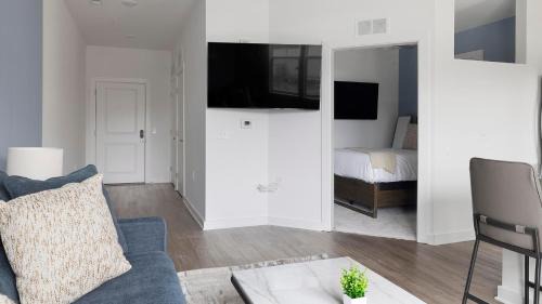 Rome Apartment | Landing Chic 1BD Gym Pool