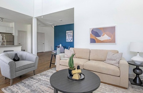Waller Apartment | Landing | Chic 3BD, Gym, Pool