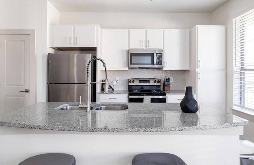 Waller Apartment | Landing | Incredible 3BD, Pool, Gym