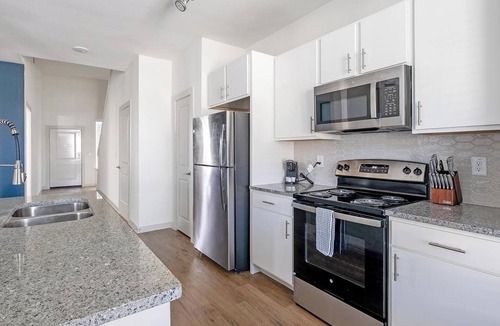 Waller Apartment | Landing | Incredible 3BD, Pool, Gym