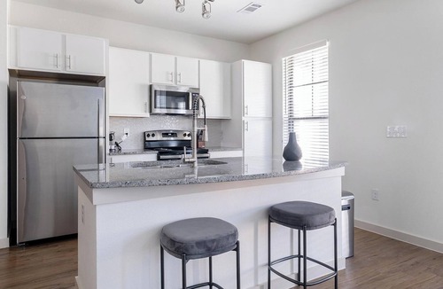 Waller Apartment | Landing | Incredible 3BD, Pool, Gym