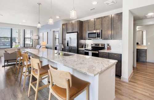 Las Colinas Apartment | Landing | Modern 1BD, Clubhouse
