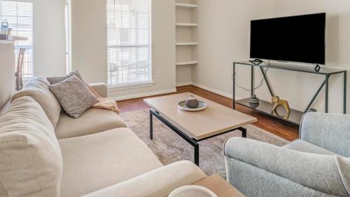 Southbelt/Ellington Apartment | Landing Modern 1BD Pool Clubhouse