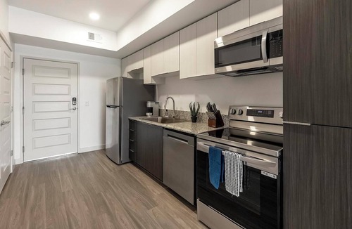 North Mountain Apartment | Landing | Modern 1BD, Pool, Gym