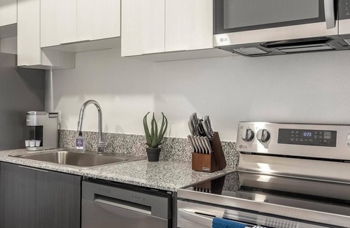North Mountain Apartment | Landing | Modern 1BD, Pool, Gym