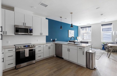 Civic Center Apartment | Landing | Modern 1BD, Rooftop Lounge, Gym