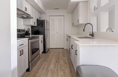 Fruitville Apartment | Landing | Modern 2BD, Clubhouse, Gym
