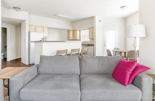Southbelt/Ellington Apartment | Landing | Modern 2BD, Gym, Pool