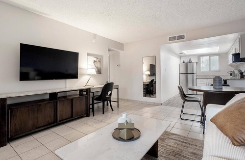 Glendale Apartment | Landing | Modern 2BD in Glendale