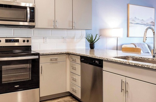 Northgate Apartment | Landing | Spectacular 1BD, Gym, Pool