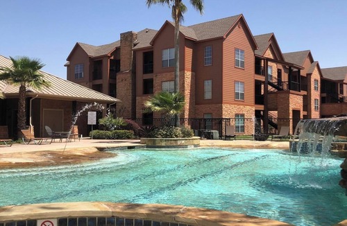 Southbelt/Ellington Apartment | Landing | Spectacular 2BD, Clubhouse, Pool