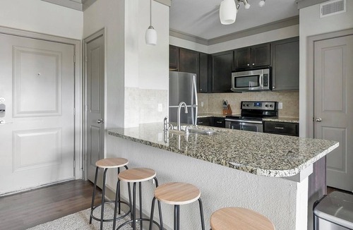 George Bush Park/Eldridge Apartment | Landing | Spectacular 2BD, Gym, Pool