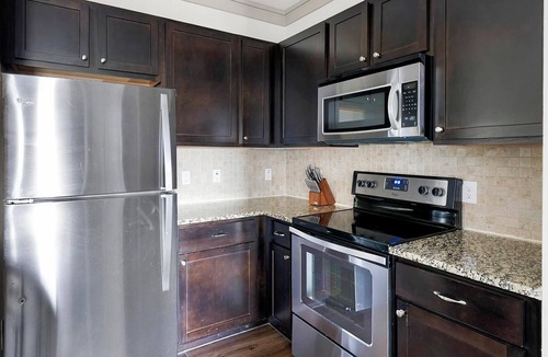 George Bush Park/Eldridge Apartment | Landing | Spectacular 2BD, Gym, Pool