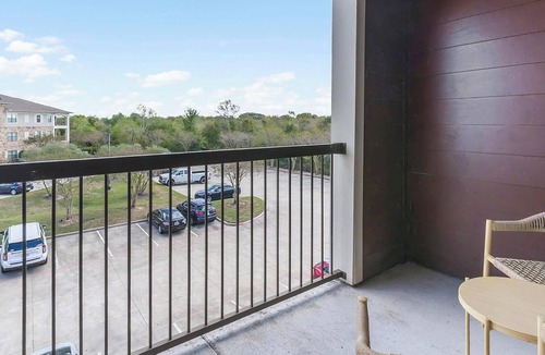 George Bush Park/Eldridge Apartment | Landing | Spectacular 2BD, Gym, Pool