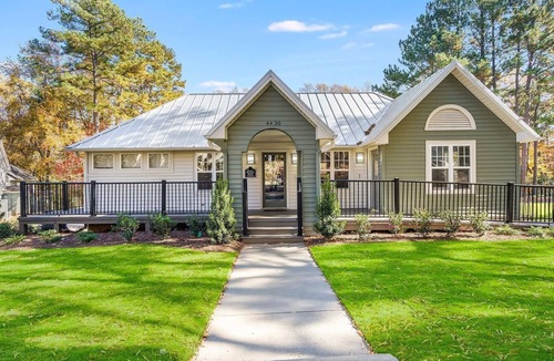 Crabtree Apartment | Landing | Spectacular 2BD, Tennis Court, Pool