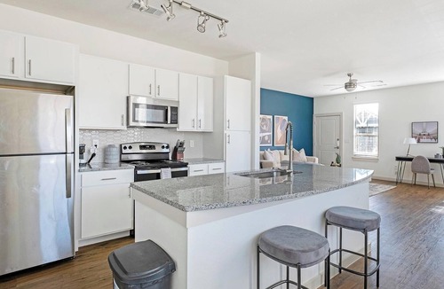 Waller Apartment | Landing | Spectacular 3BD, Pool, Gym