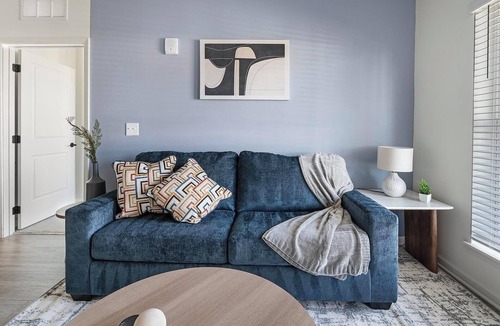 Ono Island Apartment | Landing | Stunning 2BD, Gym, Pool