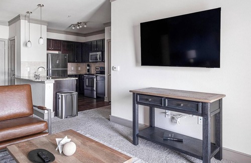 George Bush Park/Eldridge Apartment | Landing | Stunning 2BD, Gym, Pool