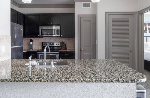 George Bush Park/Eldridge Apartment | Landing | Stunning 2BD, Gym, Pool