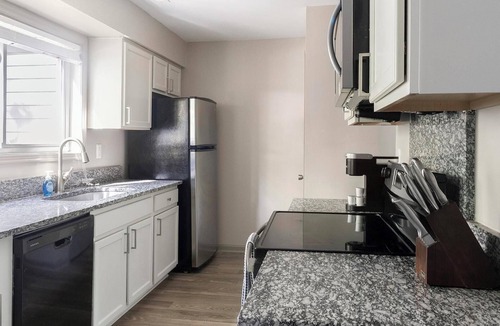 Crabtree Apartment | Landing | Stunning 2BD, Gym, Pool