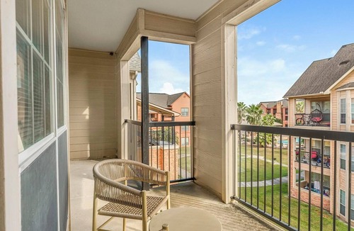 Southbelt/Ellington Apartment | Landing | Stunning 2BD, Pool, Clubhouse